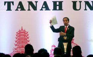 FOTO AGENDA PRESIDEN : Begini Jokowi Bagikan Sertifikat Tanah