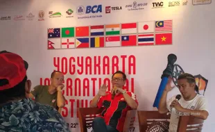 Tak Hanya Berkarya, Seniman Akan Bertukar Ide