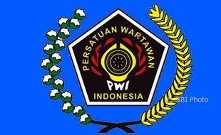 Pengurus PWI Surakarta Periode 2022-2027 Dilantik di Pinggir Bengawan Solo