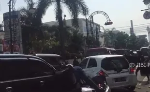 VIDEO VIRAL : Panik Dikejar Massa, Mobil Tabrak Lari di Bandung Hantam 4 Pemotor Lagi