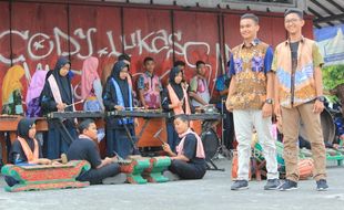 HARI BATIK NASIONAL : Heboh Siswa SMP di Bantul Peragaan Busana di Jalan Raya