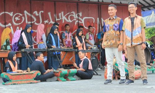 HARI BATIK NASIONAL : Heboh Siswa SMP di Bantul Peragaan Busana di Jalan Raya