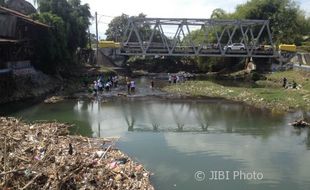 PENCEMARAN LINGKUNGAN : Hujan Tiba Bantul Panen Sampah