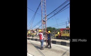 Tiang Listrik Pertigaan Mlese Patah, Jl. Klaten-Solo Macet