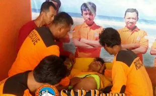 Tak Indahkan Peringatan Petugas, Dua Wisatawan Terseret Arus ke Tengah