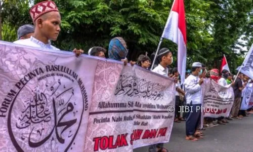 FOTO KERUKUNAN UMAT BERAGAMA : Perayaan Hari Asyura Muslim Syiah Didemo