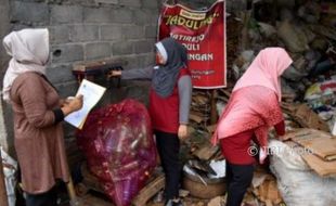 FOTO PENGELOLAAN SAMPAH SEMARANG : Sibuknya Bank Sampah di Gunungpati