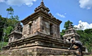 FOTO CAGAR BUDAYA SEMARANG : BPCB Jateng Rawat Candi Ngempon