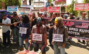 DEMO WARGA : Kejari Dituntut Usut APBD Kudus