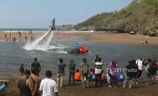 WISATA GUNUNGKIDUL : Flyboard, Tunggangan Iron Man Ini Ada di Pantai Baron, Berani Coba?