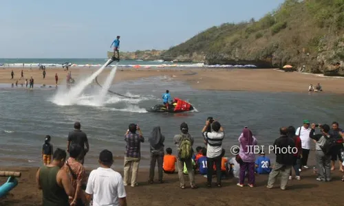 WISATA GUNUNGKIDUL : Flyboard, Tunggangan Iron Man Ini Ada di Pantai Baron, Berani Coba?