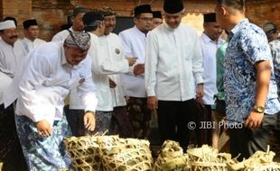 HARI ASYURA : Ganjar Pranowo Kagumi Buka Luwur Sunan Kudus