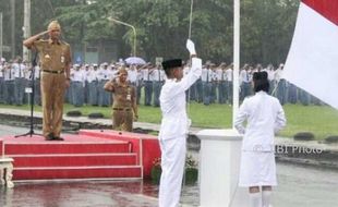 HARI SUMPAH PEMUDA : Basah Kuyup, Ganjar Pimpin Upacara Bendera