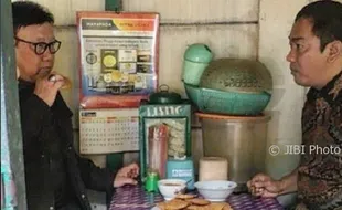 WALI KOTA SEMARANG : Makan Bareng Mendagri, Hendi Pilih Warung Kaki Lima