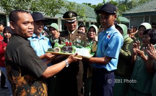 HUT TNI : Kodim Karanganyar Dapat Kejutan Kue, Bunga, dan Tari Bujang Ganong