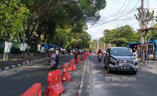 Separator di Jalan Depan Gereja Kotabaru Dipasang Permanen