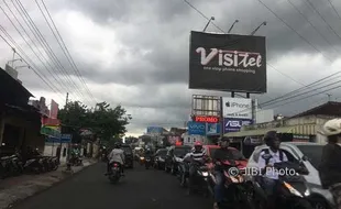 Senin Sore, Antrean Panjang Kendaraan Tampak di Jalan Monjali