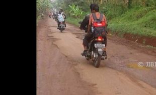 INFRASTRUKTUR SEMARANG : Ngenes! Jalan Begini Masih Ada di Ibu Kota Jateng