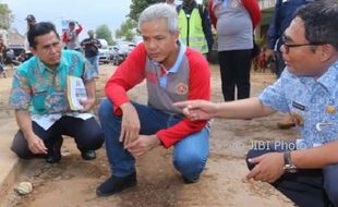 PEMBANGUNAN JATENG : Ganjar Janji Perbaiki Jalan Rusak Dampak Tol, Warga Penuh Harap