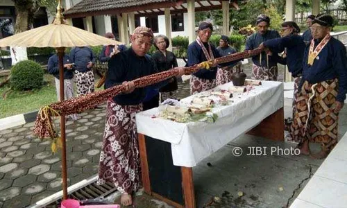 Jamasan Pusaka Kyai Turunsih Bukan Sekadar Membersihkan Tombak