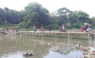 Jika Tak Hujan, Jembatan Sasak Kampung Beton Solo Dibangun Lagi Malam Ini