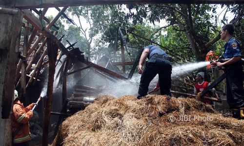 Jerami Terbakar Nyaris Kena Bangunan Rumah di Brujul Karanganyar