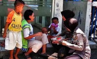 KISAH INSPIRATIF : Jadi Tukang Parkir, Ibu 3 Anak di Semarang Banjir Pujian Karena Ini...