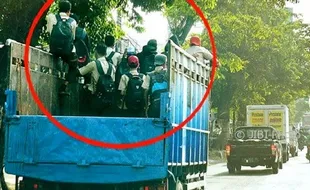 KENAKALAN REMAJA : Numpang di Bak Truk, Pelajar di Semarang Malah Dimaklumi