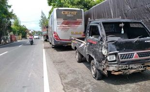 KECELAKAAN KLATEN : Pikap Terpental ke Sawah hingga Ringsek Usai Terserempet Bus Eka