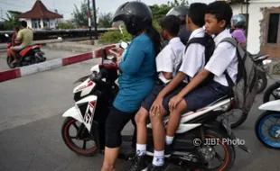 FOTO LALU LINTAS SEMARANG : Gagah Beraninya Ibu-Ibu Semarang