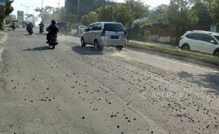 LALU LINTAS SEMARANG : Truk Molen Membahayakan, Pihak Berwenang Dianggap Tutup Mata