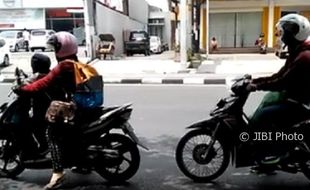 LALU LINTAS SEMARANG : Ngadem Saat Terkena Lampu Merah, Pengguna Jalan Ramai Dicerca