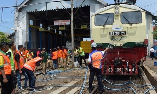 HARI KERETA API : Railfans dan Taruna API Mencuci Lokomotif Tua di Madiun