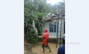 Tanah Longsor Merusak 30 Rumah di Pacitan