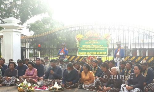 Abdi Dalem dan Warga Tumpengan di Depan Gedung Agung Jogja