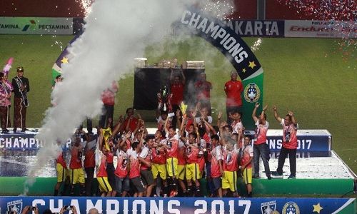 Penajam dan Jabar Gondol Piala Soeratin 2017