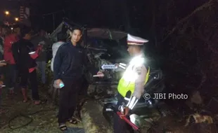 KECELAKAAN BLORA : Mobil Tertimpa Pohon Tumbang, 2 Tewas, 2 Dilarikan ke RS