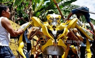 FOTO KERAJINAN SEMARANG : Kostum Transformers Tengaran ke Bali