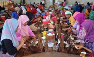 FOTO CUKAI TEMBAKAU : Cukai Naik, Begini Buruh Rokok