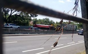 KECELAKAAN SEMARANG : Truk Tangki BBM Terguling, Lalu Lintas di Tol Jatingaleh Tersendat