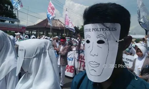 DEMO PONOROGO : 500 Mahasiswa Tuntut Bupati Setujui Proses Merger Akper ke Poltekkes