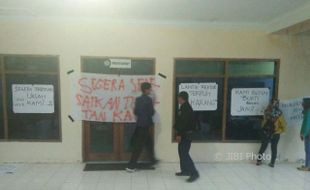 DEMO PONOROGO : Kecewa dengan Kampus Jadi Alasan Mahasiswa Unmer Segel Kantor Rektor