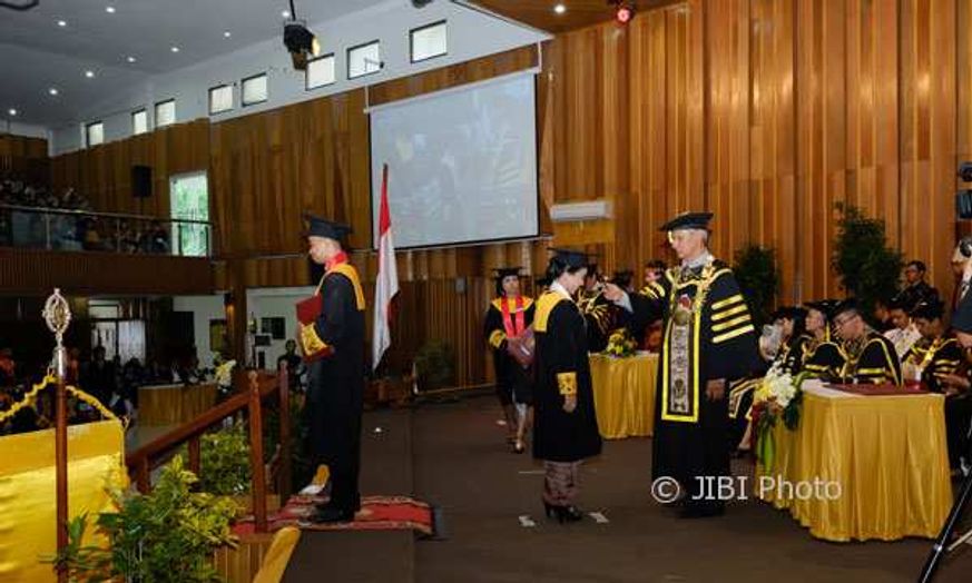 KAMPUS DI SALATIGA : UKSW Wisuda 917 Mahasiswa