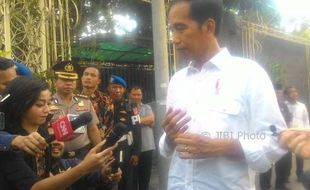 H-1 Pernikahan Kahiyang, Presiden Jokowi Bagikan 10.200 Sertifikat Tanah di Sragen