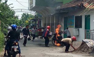 Sepeda Motor Terbakar saat Melintas di Grogol Sukoharjo