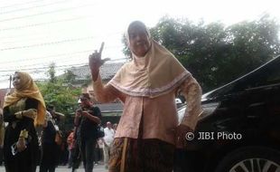 JOKOWI MANTU : Tak Punya Undangan, Nenek-Nenek Ini Nekat Datang Sendirian dari Jakarta demi Kahiyang-Bobby