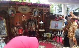 JOKOWI MANTU : Menteri, Artis, hingga Warga Biasa Berbaur Antre Foto di Photo Booth Resepsi Kahiyang-Bobby