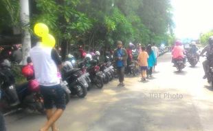 PKL SOLO : Sunday Market Manahan Libur, Ratusan Pedagang Nekat Berjualan Bikin Warga Gerah