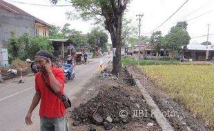 INFRASTRUKTUR KARANGANYAR : Warga Tasikmadu Kesal Lahannya Dicaplok Pelebaran Jalan Tanpa Pemberitahuan