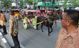 PERNIKAHAN PUTRI JOKOWI : Presiden Lempar Suvenir saat Kirab Resepsi Kahiyang-Bobby di Medan